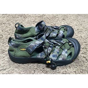 KEEN NEWPORT H2 size 5 waterproof shoes EUC! Camouflage- big boys